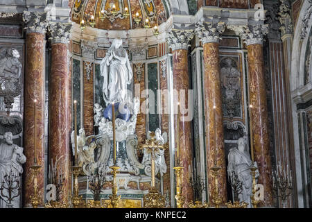 NAPLES, ITALIE, Décembre 02,2017 : beau plafond au-dessus de Gesù Nuovo (Italien : Nouveau Jésus) Église de Naples, Italie Banque D'Images