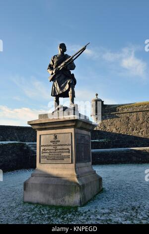 Une figure en kilt érigés par les hommes de l'Argyll and Sutherland Highlanders au château de Stirling en Écosse pour commémorer les morts à la guerre des Boers. Banque D'Images