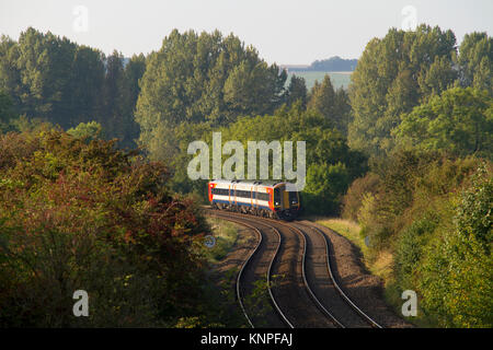 Un train du Sud-Ouest de classe 159 "Sprinter" diesel multiple Unit numéro 159009 passe Sherrington dans la vallée de Wylye avec un service West of England. Banque D'Images