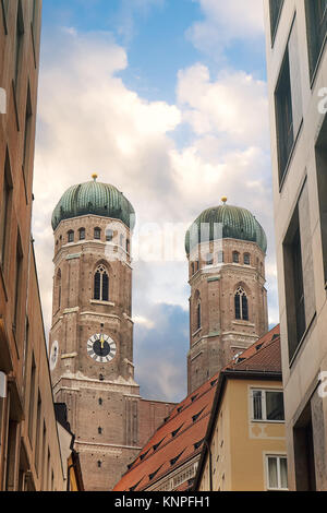 Tours de la cathédrale Notre-Dame (Frauenkirche) à Munich, Allemagne Banque D'Images