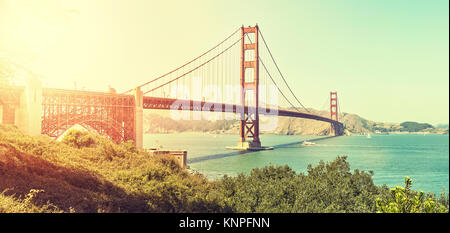 Photo panoramique du Golden Gate Bridge au coucher du soleil, aux teintes de couleur libre, San Francisco, USA. Banque D'Images