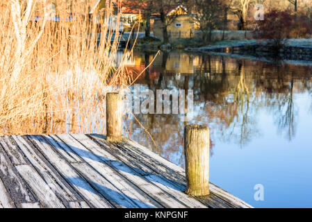 Anciens et bien utilisé sur les bollards jetée en bois. Location Nattraby, Karlskrona, Suède. Banque D'Images