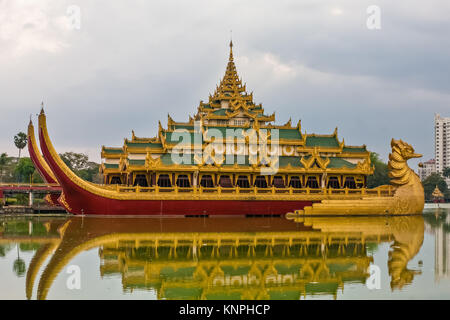 Karaweik en béton, une réplique d'une barge royale construite en 1972, Yangon, Myanmar Banque D'Images