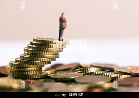 La faillite d'entreprise et du risque d'investissement concept - businessman standing on tomber pile de pièces Banque D'Images