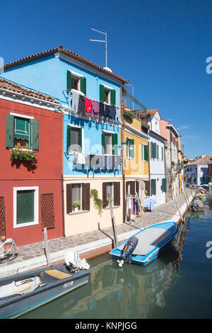 Les bâtiments colorés, de canaux et de bateaux dans le village vénitien de Burano, Venise, Italie, Europe. Banque D'Images