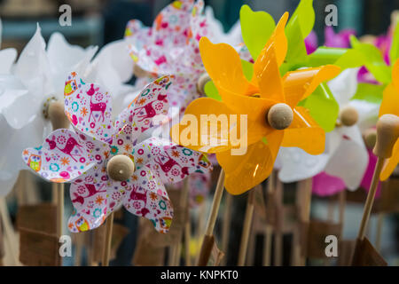 Pinwheels en vente marché groupe Ensemble de Monde Bouquet coloré décoré de nombreux jouets Fleurs Banque D'Images