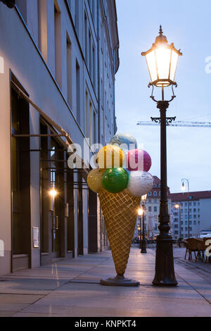 Ice Cream Cone plastique café à l'extérieur sous lampe rue trottoir après-midi grande énorme dessert Massive Statue Figure Banque D'Images