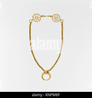 Collier en or avec pendentif en forme de croissant rencontré DP160653 251110 Roman, collier en or avec pendentif en forme de croissant, 1er ?3e siècle de notre ère, d'or, d'autres : 14 1/2 po. (36,8 cm). Le Metropolitan Museum of Art, New York. Fonds Rogers, 1921 (21.88.90) Banque D'Images