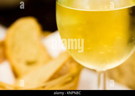 Vin blanc trouble l'accent sur les gouttelettes de verre en ambiance au restaurant Banque D'Images