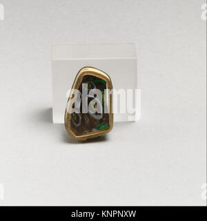 Fragment de bol en mosaïque de verre romain de la fin du Ier siècle av. J.-C. au début du Ier siècle av. J.-C., présentant un motif de mosaïque violet translucide, bleu turquoise et blanc opaque. Banque D'Images