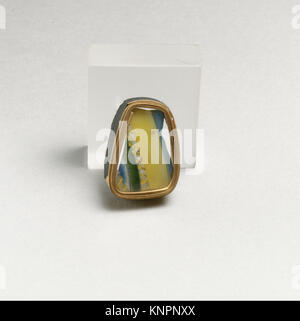 Fragment de mosaïque rayé de verre romain de la fin du Ier siècle av. J.-C. au début du Ier siècle av. J.-C., présentant un motif de mosaïque translucide bleu, violet, opaque rouge, jaune et blanc de brique. Banque D'Images