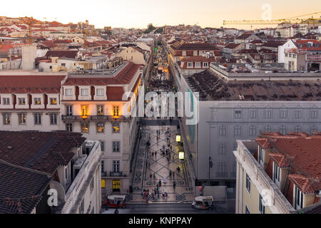 Crépuscule sur la Rua Augusta rue commerçante de Lisbonne Portugal, août 2017 saison touristique d'été Banque D'Images