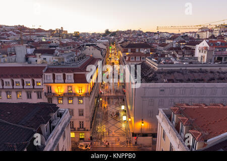 Crépuscule sur la Rua Augusta rue commerçante de Lisbonne Portugal, août 2017 saison touristique d'été Banque D'Images