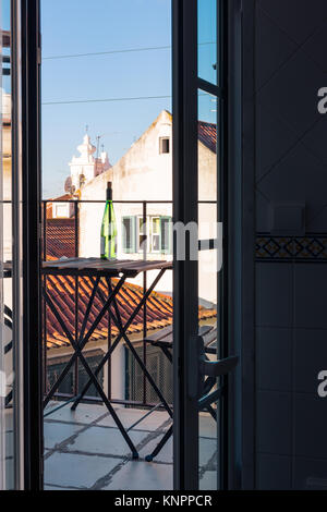 Bouteille de vin vide sur balcon en bois table au cours de l'Alfama Locations belle journée de détente Banque D'Images