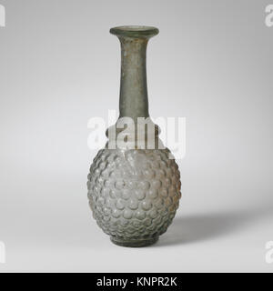 Cette bouteille en verre, en forme de grappe de raisins, est un ancien récipient pour liquides. Il démontre les techniques de verrerie décorative et le design, conservés dans la collection du Metropolitan Museum of Art. Banque D'Images