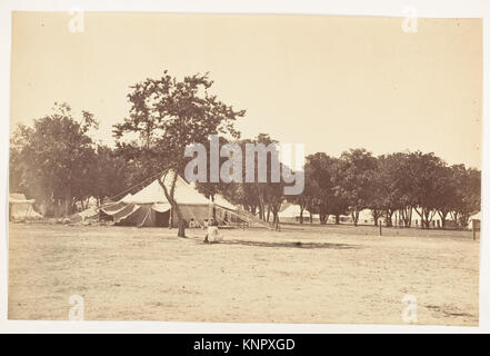 Vue latérale de la rue main au camp du gouverneur général montrant les façades des bâtiments, le tracé des rues et l'environnement, qui fait partie de la collection du Metropolitan Museum of Art, numéro d'inventaire DP146133. L'illustration capture le design urbain historique. Banque D'Images
