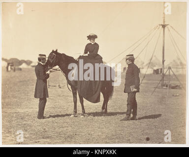 Lady Canning montée sur son cheval arabe noir, accompagnée de Lord Clyde, commandant en chef. La scène illustre la présence équestre et militaire. Banque D'Images