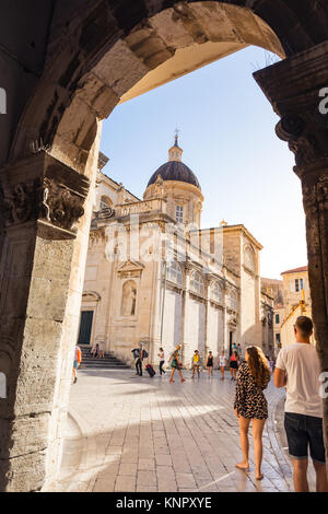 Quelques touristes autour de cathédrale de Dubrovnik Sunset par Arch Août 2017 L'été Banque D'Images