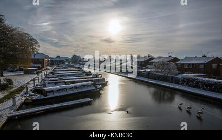 Les bateaux dans le canal du canal de Shropshire Union congelé à Market Drayton après la Grande-Bretagne a sa nuit de l'année la plus froide avec de vastes étendues du pays tomber en dessous de zéro - avec -13C (8.6F) enregistrés dans le Shropshire. Banque D'Images