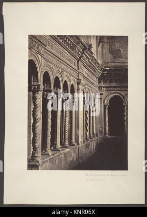 Vue sur les cloîtres de la basilique Saint-Paul à l'extérieur de Rome, montrant des éléments architecturaux, des arches, des colonnes et la cour environnante. Banque D'Images