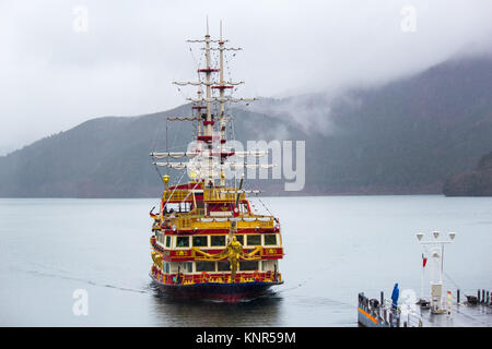 Sur un bateau touristique Pirate Misty Lake Hakone au Japon Banque D'Images