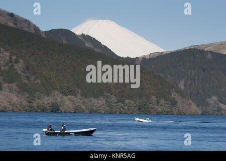 La vue depuis la rive pris sur le lac avec le Mt Fuji Hakone en arrière-plan. Banque D'Images