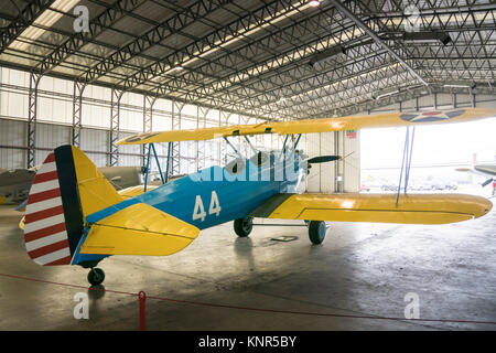 Boeing Stearman PT-51d'avion dans le hangar à l'Imperial War Museum, Duxford, England, UK Banque D'Images