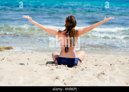 Frau im Bikini geniesst den Urlaub am Strand, Ibiza, Espagne - femme fait maison de vacances à la plage, Ibiza, Espagne Banque D'Images