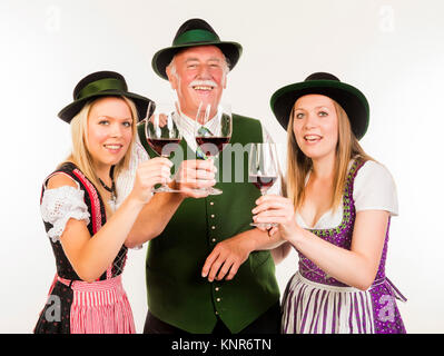 Hauts und zwei junge Frauen dans Weinglaesern - personnes mit Tracht en costume traditionnel avec des verres à vin Banque D'Images