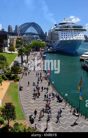 Portrait du côté ouest de Circular Quay, avec bateau de croisière amarré au terminal passagers d'outre-mer, Sydney, New South Wales, Australia Banque D'Images