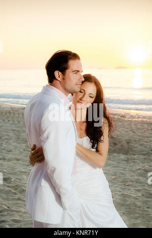 Am Strand Brautpaar auf Ibiza, Spanien - bridal couple at the Beach, Ibiza, Espagne Banque D'Images