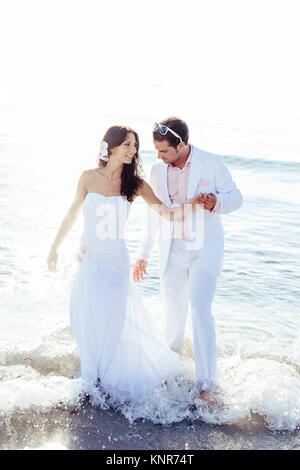 Am Strand Brautpaar auf Ibiza, Spanien - bridal couple at the Beach, Ibiza, Espagne Banque D'Images