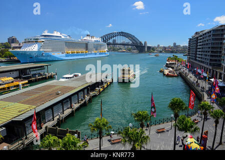 Portrait de terminal de ferry sur Circular Quay, avec bateau de croisière amarré au terminal passagers d'outre-mer - Sydney, New South Wales, Australia Banque D'Images