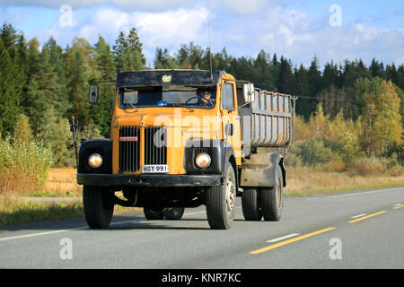 FORSSA, FINLANDE - le 27 septembre 2014 : Scania 110 camion sur la route. La 110 appartient à la série 0 de Scania qui a été fabriquée entre 1968-1974. Banque D'Images