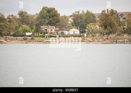 Maisons et villas dans le réservoir de Proserpine, Badajoz, Estrémadure, Espagne un jour de tempête. Banque D'Images