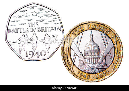 British pièces commémoratives. 50p coin : 75e anniversaire de la bataille d'Angleterre (Gary Breeze : 2015) £2 euros : 60e anniversaire de la fin de la SECONDE GUERRE MONDIALE. St Banque D'Images