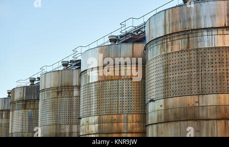 Glasgow, Royaume-Uni - 30 novembre 2017 - réservoirs de stockage à Strathclyde distillerie de whisky de la région de Glasgow. Whisky écossais est exporté dans le monde entier. Banque D'Images