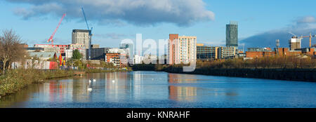 En regardant vers le centre-ville de Manchester - Salford à partir de la rivière Irwell halage, Salford, Manchester, UK Banque D'Images