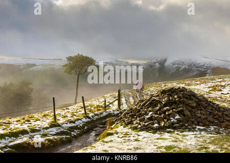 Les marcheurs et sur cairn Retour Tor peu après une douche lourde était passée. Peak District, Derbyshire, Angleterre, Royaume-Uni. Mam Tor dans les nuages au loin. Banque D'Images