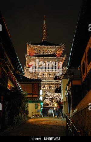 Tir bas de la pagode de cinq étages à Kyoto, au Japon. Un symbole de la culture, du patrimoine, de la foi et de la religion. Banque D'Images