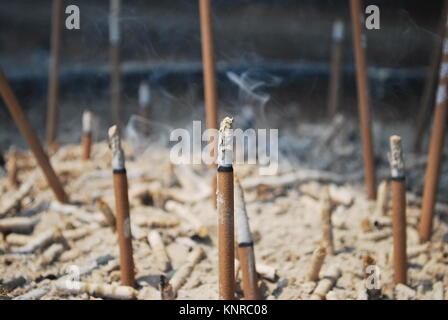 Burning joss sticks dans une urne remplie de cendres. Un symbole de la religion, la foi, la prière et le passage du temps Banque D'Images