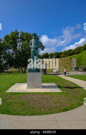 Dover, Kent, UK - Août 17, 2017:Statue de l'amiral sir Bertram Ramsay dans le parc du château de Douvres. En commémoration de son leadership au cours de l'o Banque D'Images