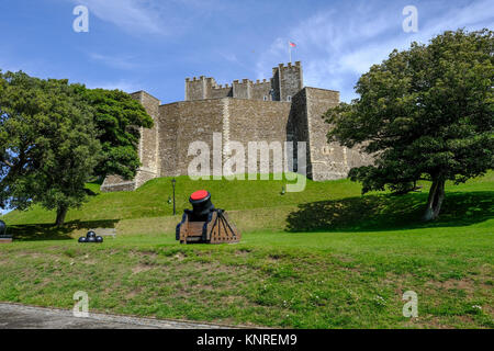 Le château de Douvres, Dover, Kent, UK - 17 août 2017 : Garder les murs avec green banques et Cannon. Ciel bleu 24. Banque D'Images