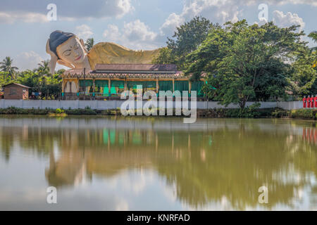 Mya Tha Lyaung Bouddha couché, Bago, le Myanmar, l'Asie Banque D'Images