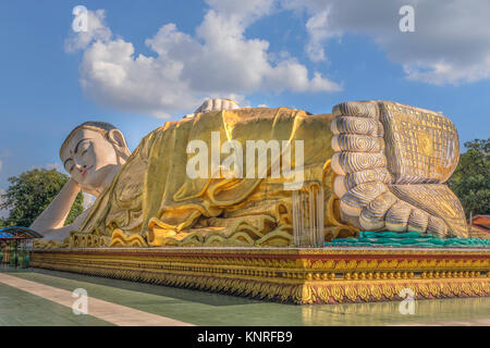 Mya Tha Lyaung Bouddha couché, Bago, le Myanmar, l'Asie Banque D'Images