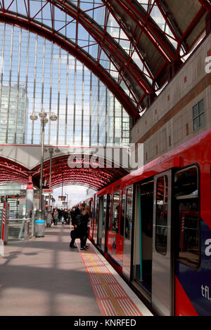 La station Canary Wharf sur le Docklands Light Railway à Londres Banque D'Images