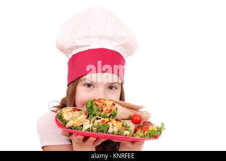 Happy little girl cook avec burritos Banque D'Images