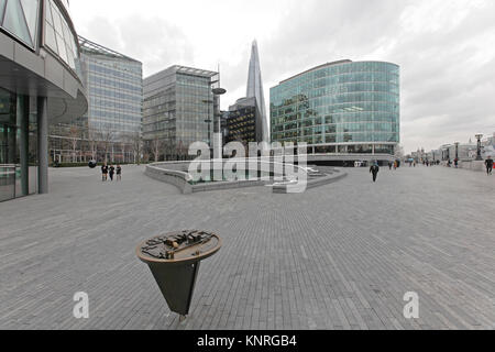 Londres, Royaume-Uni - 25 janvier : l'écope et le gratte-ciel Shard à Londres le 25 janvier 2013. Modèle en bronze de Southwark en face de Citty Hal Banque D'Images