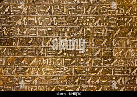 Hiéroglyphes égyptiens gravés sur une plaque de granit dans le Musée égyptien des antiquités, Le Caire, Egypte, Afrique du Nord Banque D'Images