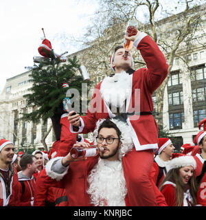 Santacon Londres Royaume-Uni.Deux Santas buvant de l'alcool.Noël.Noël boire de l'alcool.La génération du millénaire boit de l'alcool.Boisson de Noël. Banque D'Images